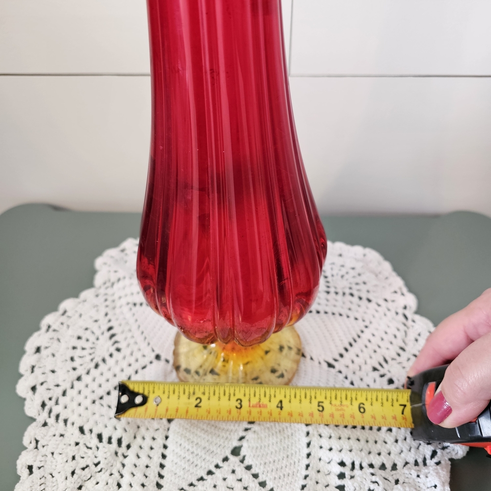 Elegant "Vintage" L.E. Smith Red Swung Glass Vase - Picture 13 of 15